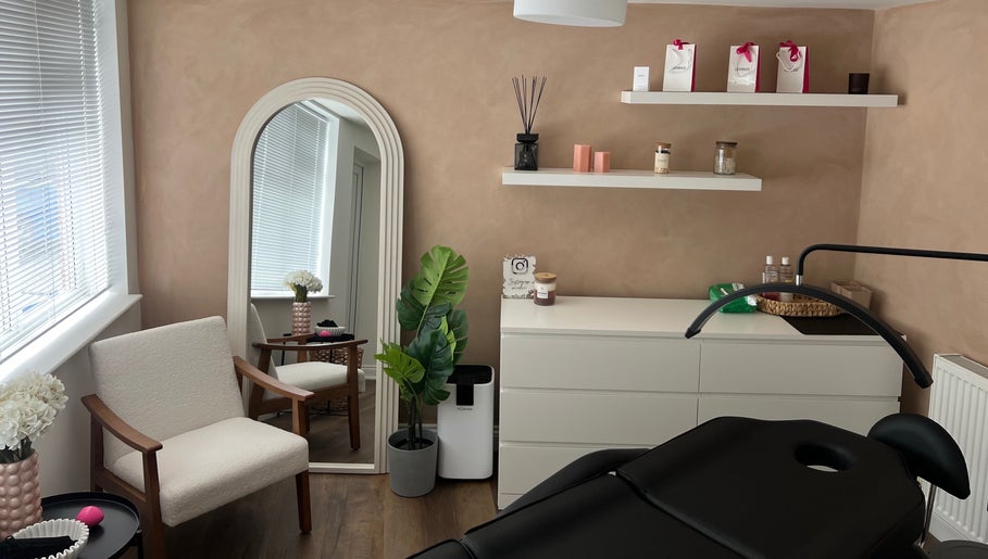 Relaxing salon interior at CLH Beauty, Nottinghamshire, England, GB with a modern chair, mirror, and decor.