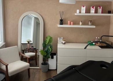 Relaxing salon interior at CLH Beauty, Nottinghamshire, England, GB with a modern chair, mirror, and decor.