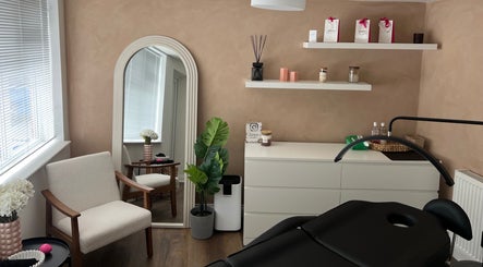 Relaxing salon interior at CLH Beauty, Nottinghamshire, England, GB with a modern chair, mirror, and decor.