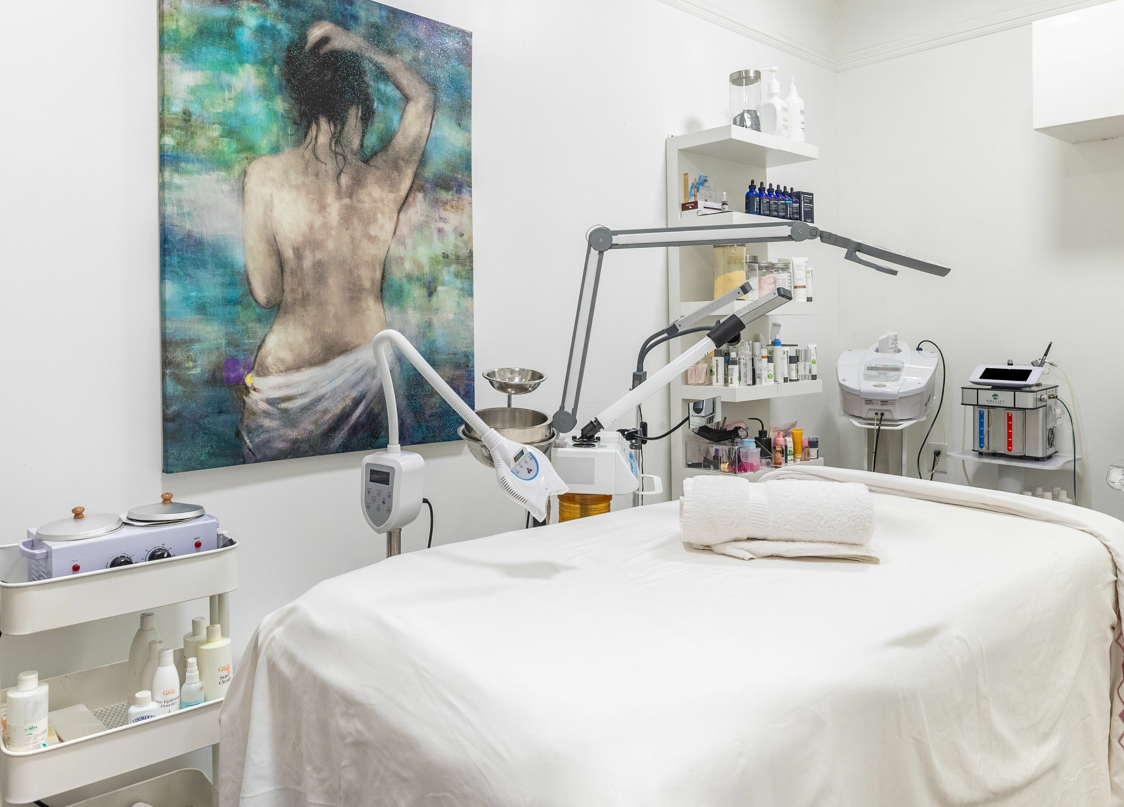 Le Cache Salon's relaxing treatment room with modern equipment in Newark, New Jersey, US.