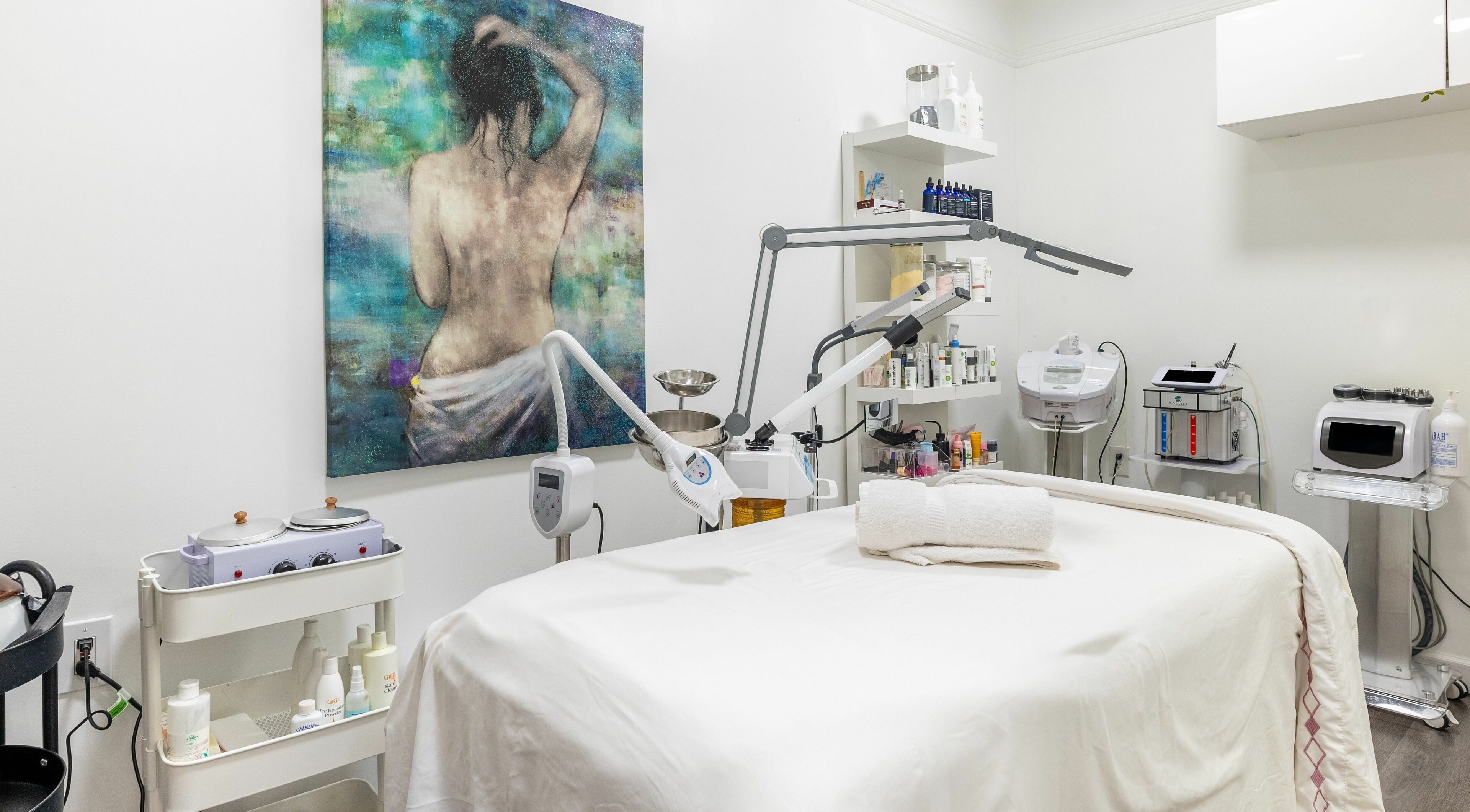 Le Cache Salon's relaxing treatment room with modern equipment in Newark, New Jersey, US.