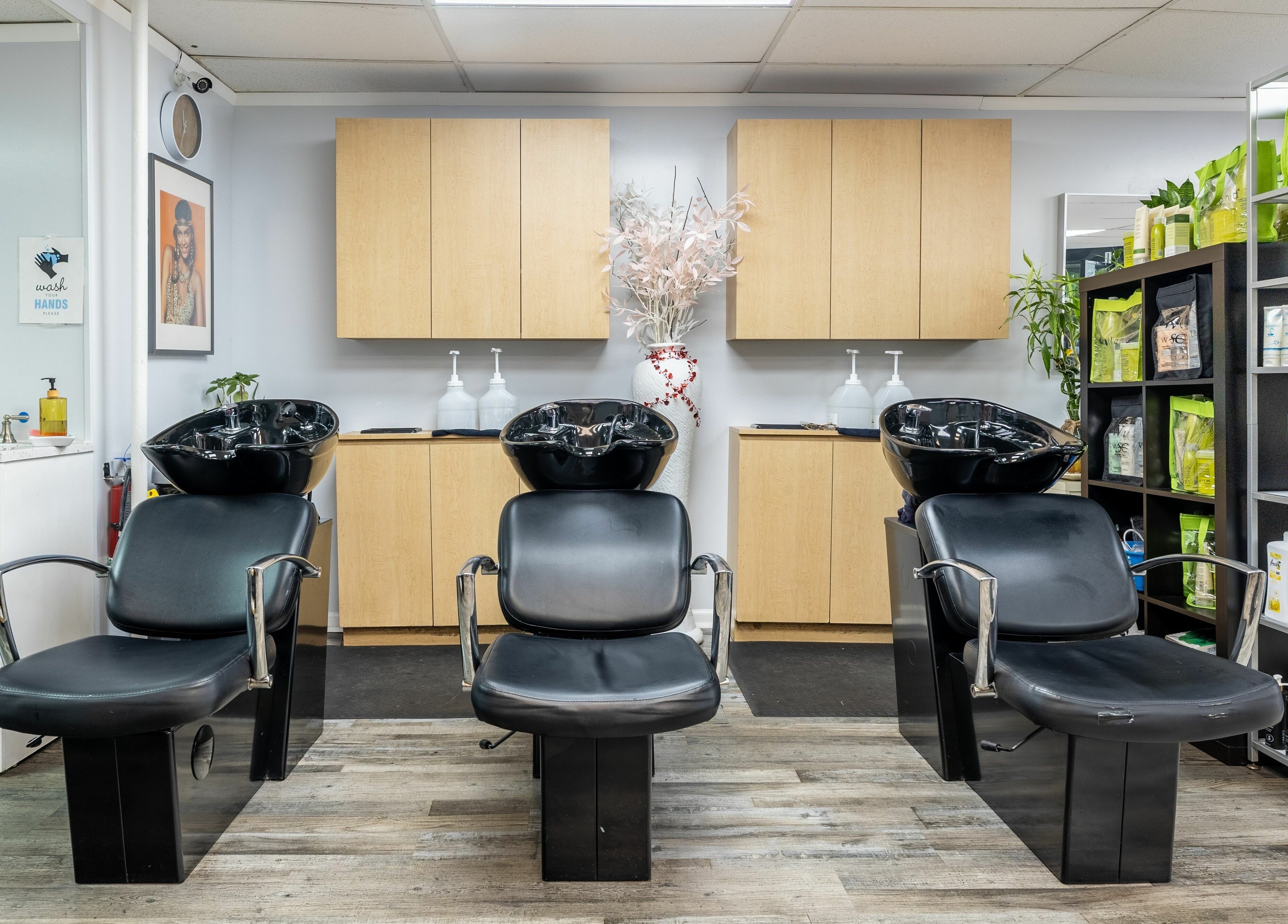 Stylish washing stations at Le Cache Salon in Newark, New Jersey, US, enhancing the client experience.