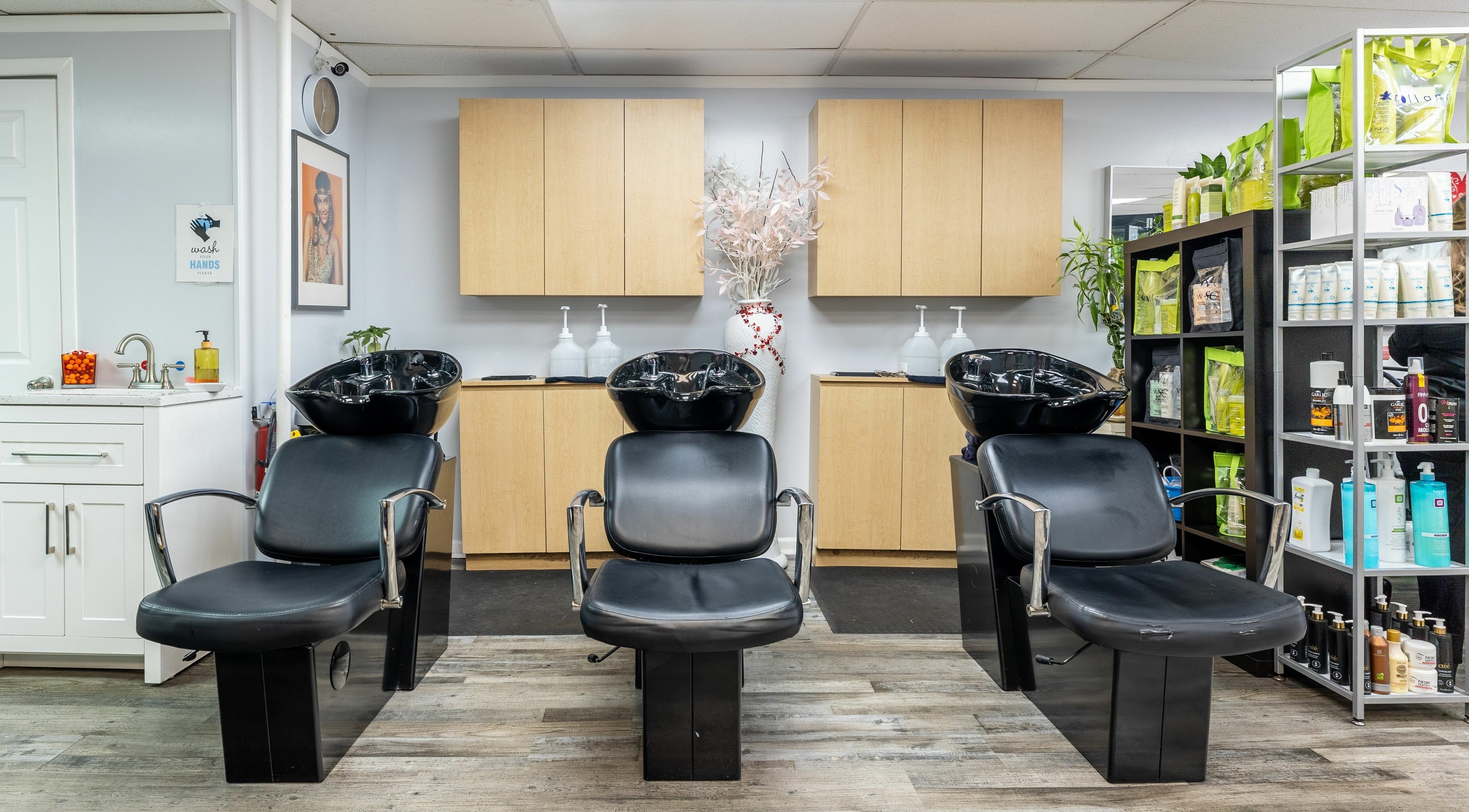 Stylish washing stations at Le Cache Salon in Newark, New Jersey, US, enhancing the client experience.
