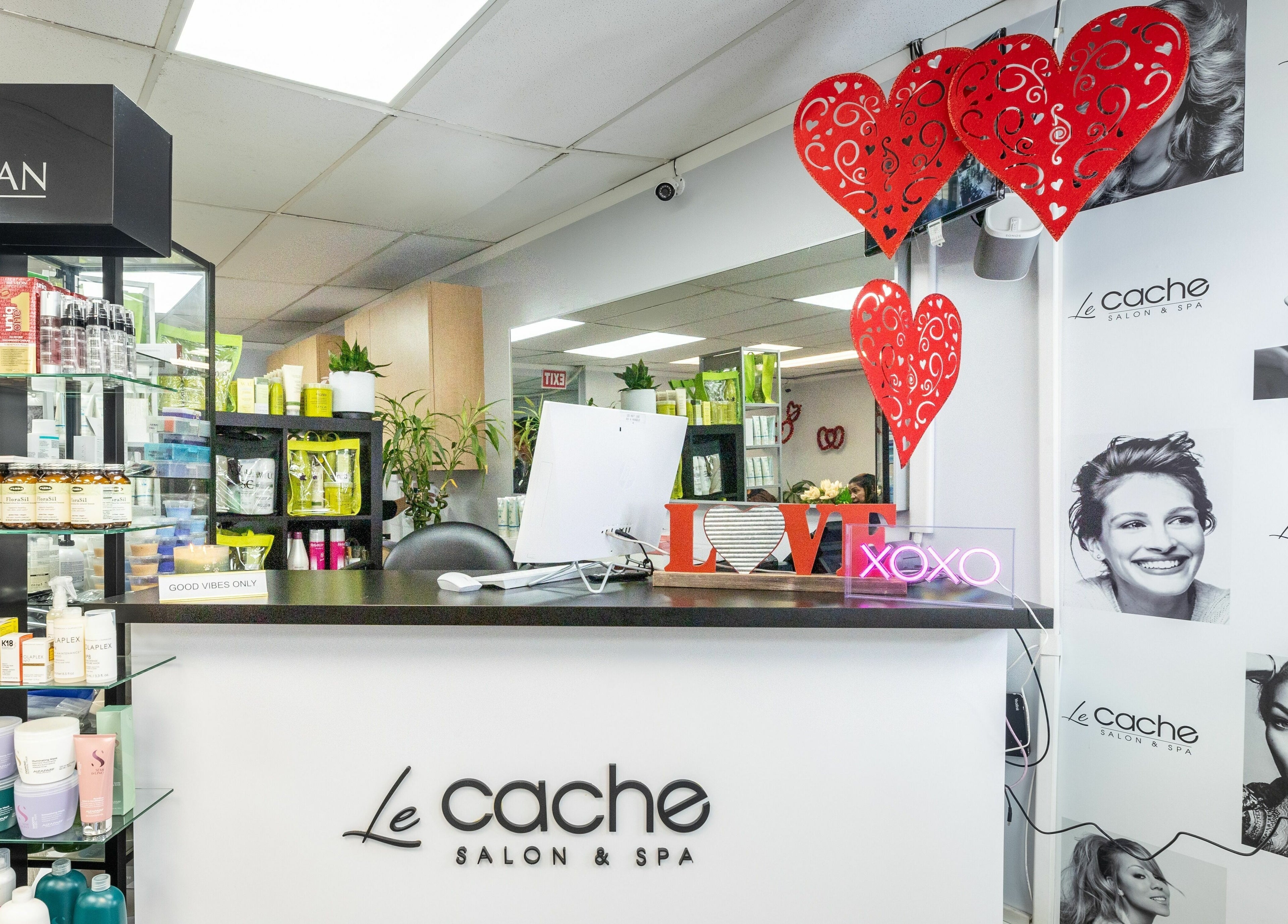 Stylish interior of Le Cache Salon in Newark, New Jersey featuring modern decor and a welcoming reception area.