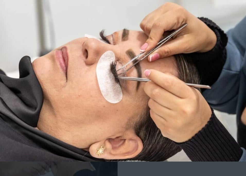 Lash extension application at Le Cache Salon in Newark, New Jersey, US, showcasing expert care and precision.