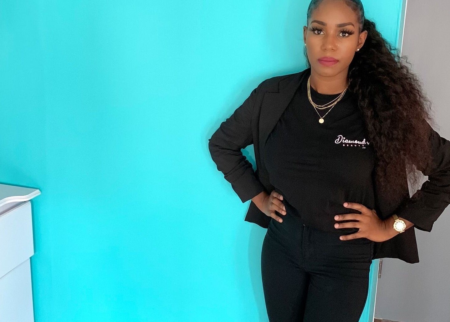 Professional stylist at Diamond’s Beauty by Sherise in Melverton, Saint George, BB, ready to assist.