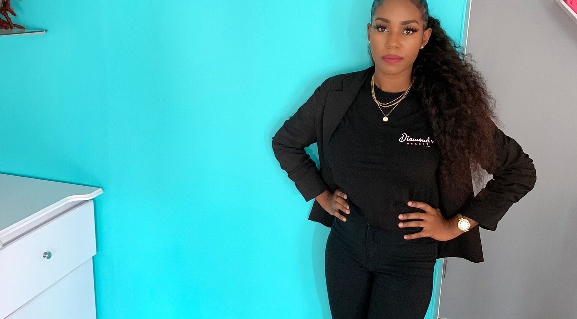 Professional stylist at Diamond’s Beauty by Sherise in Melverton, Saint George, BB, ready to assist.