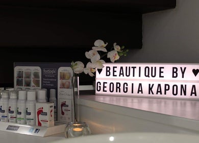 Κομψή γωνιά προϊόντων ομορφιάς στο Beautique by Georgia Kapona, Λατσιά, Λευκωσία, Κύπρος.