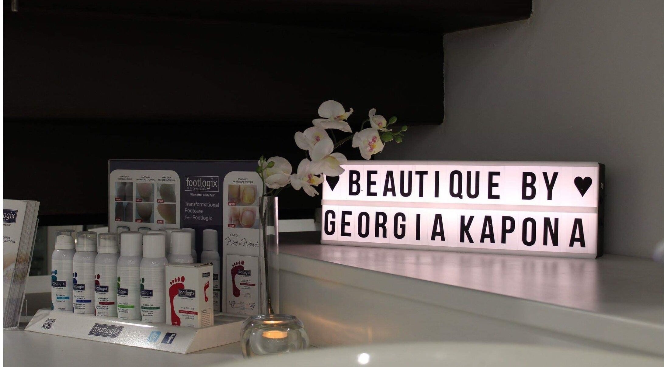 Κομψή γωνιά προϊόντων ομορφιάς στο Beautique by Georgia Kapona, Λατσιά, Λευκωσία, Κύπρος.