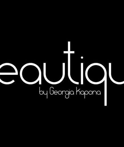 Λογότυπο Beautique by Georgia Kapona, Λατσιά, Λευκωσία, CY σε μαύρο φόντο.