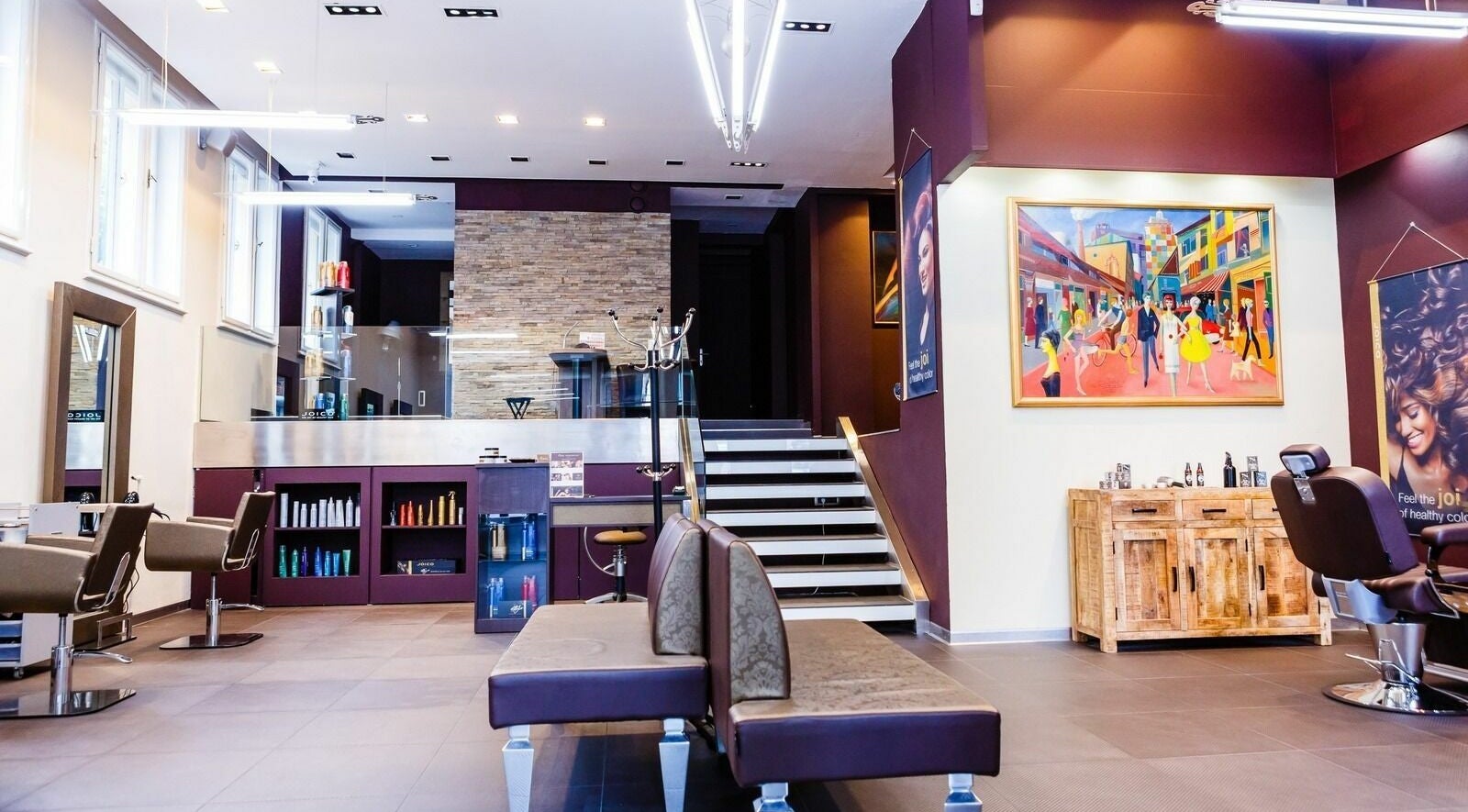 Notranjost salona Tjasha Frizersko Brivski Salon Center, Ljubljana, Ljubljana, SI s sodobnim dizajnom.