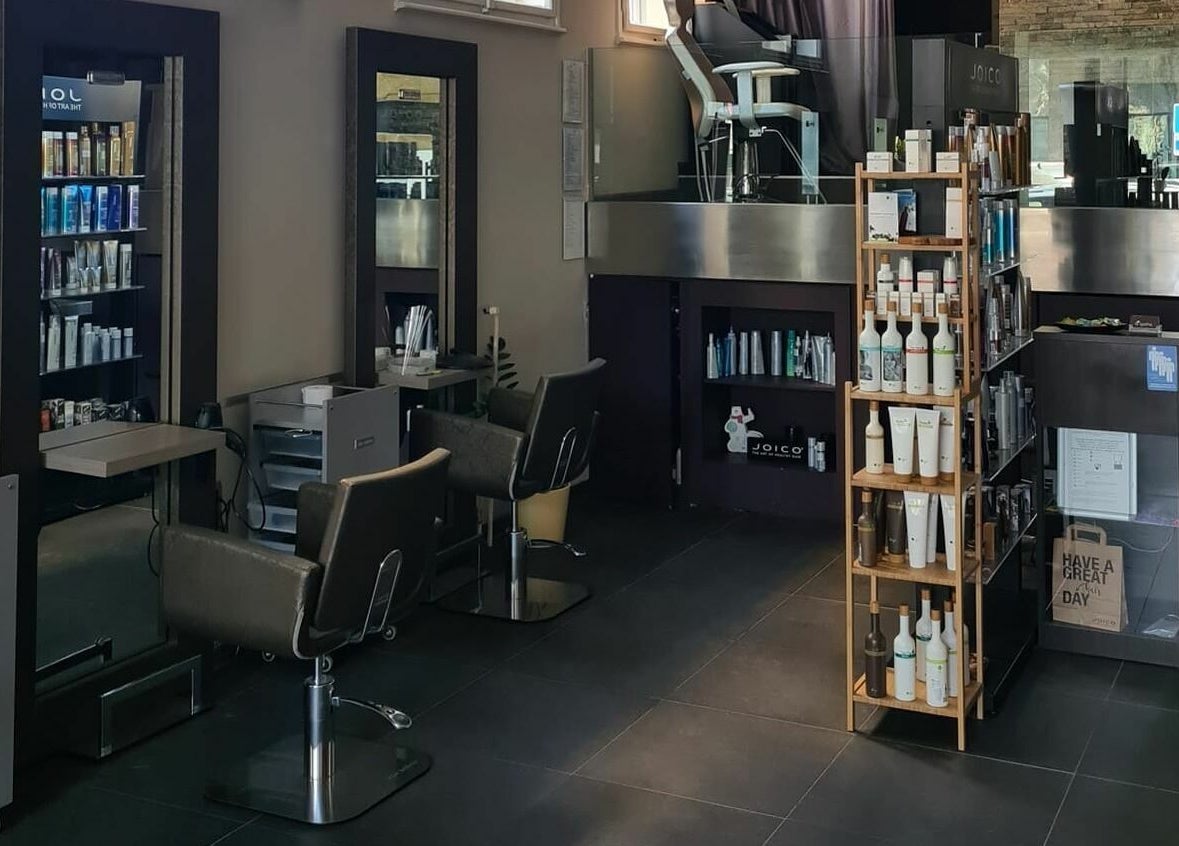 Notranjost Tjasha Frizersko Brivski Salon Center v Ljubljani, Ljubljana, SI s sodobno opremo in izdelki.