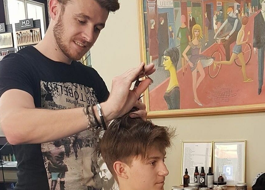 Frizer ureja pričesko v Tjasha Frizersko Brivski Salon Center, Ljubljana, Ljubljana, SI.