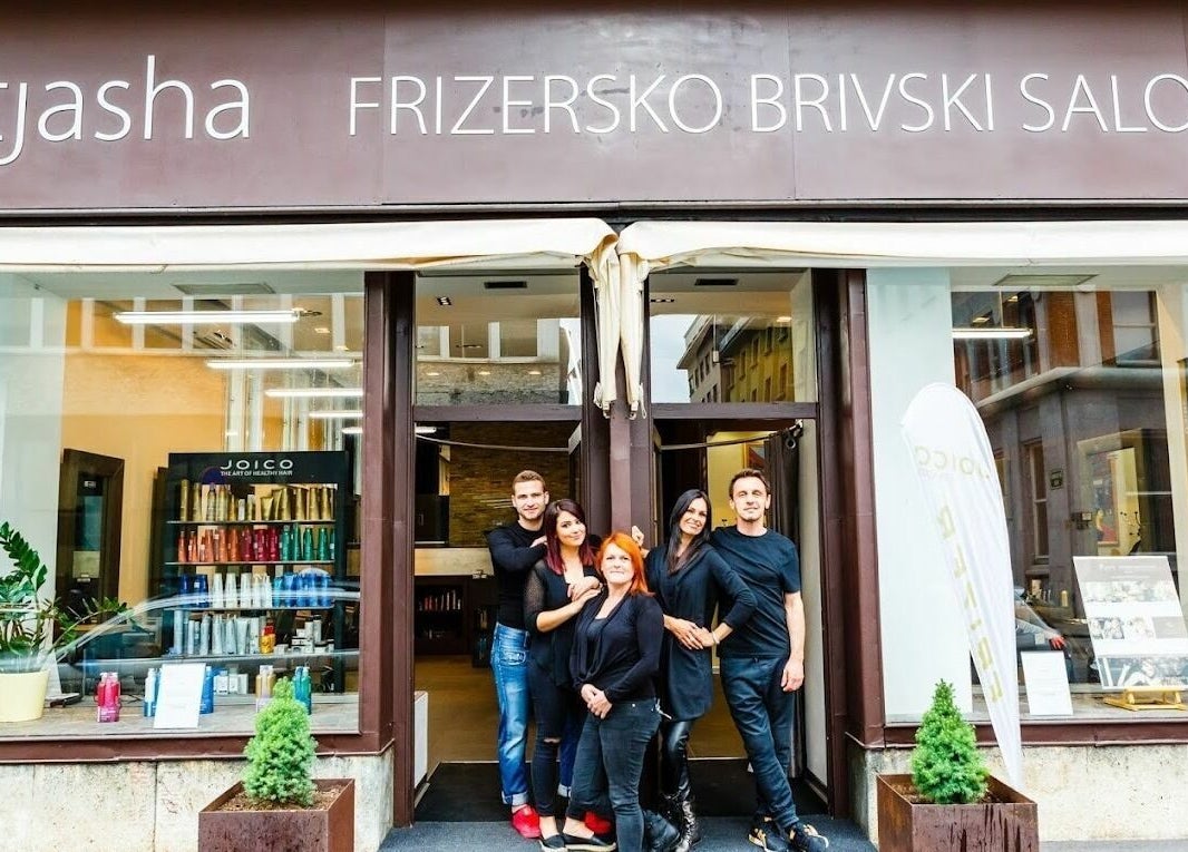 Ekipa je pred Tjasha Frizersko Brivski Salon Center v Ljubljani nasmejana.