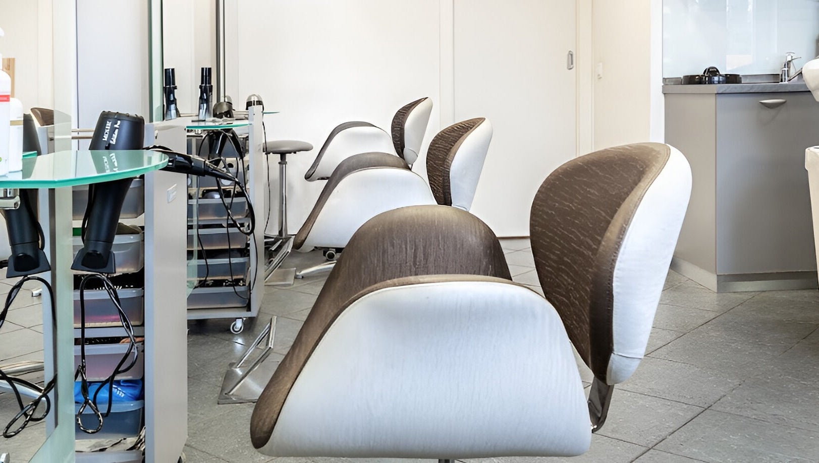 Moderen frizerski salon Tjasha Frizerstvo in ličenje | Brdo, Ljubljana, Ljubljana, SI z elegantno opremo.