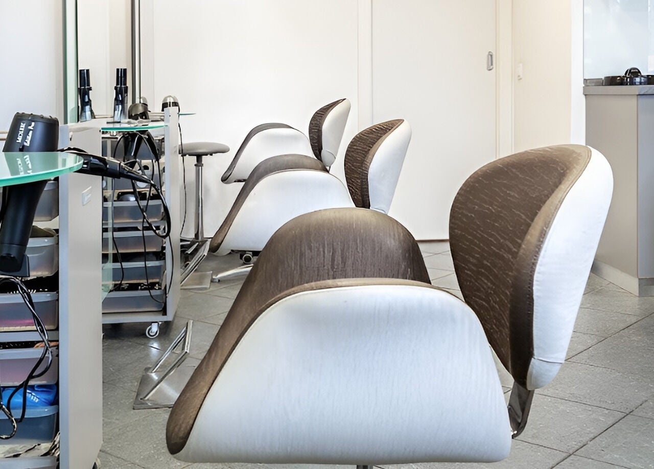 Moderen frizerski salon Tjasha Frizerstvo in ličenje | Brdo, Ljubljana, Ljubljana, SI z elegantno opremo.