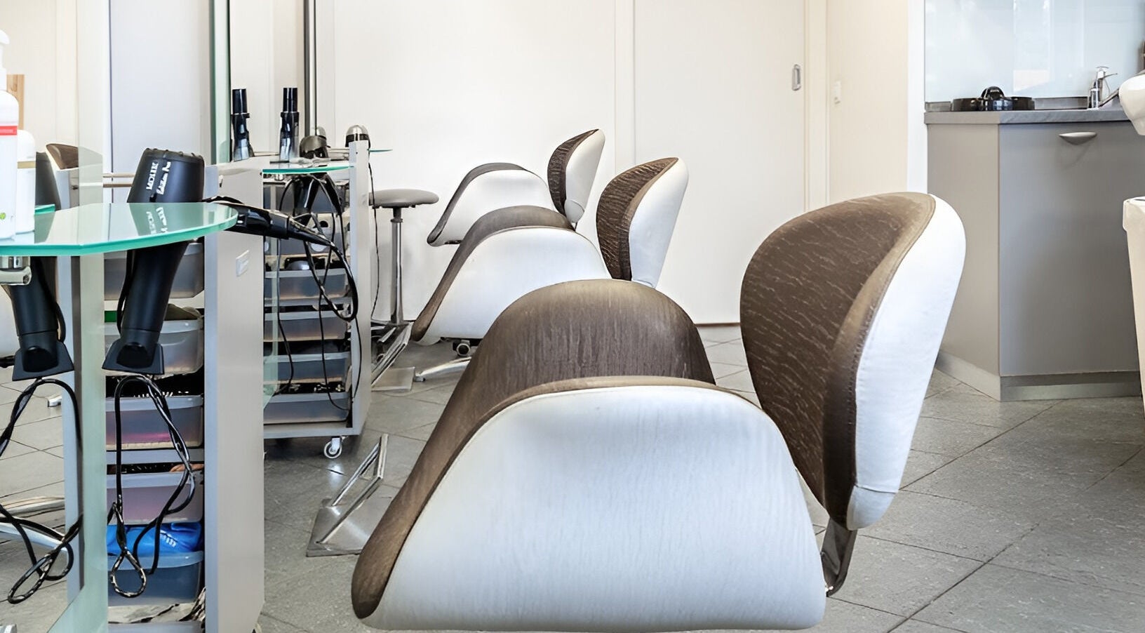 Moderen frizerski salon Tjasha Frizerstvo in ličenje | Brdo, Ljubljana, Ljubljana, SI z elegantno opremo.