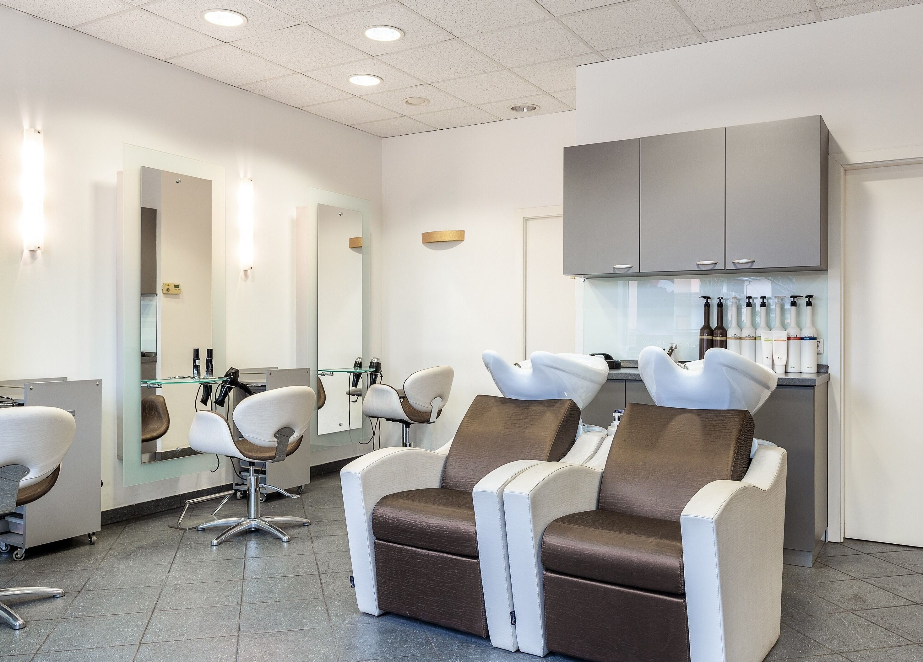 Moderni notranji prostor salona Tjasha Frizerstvo in ličenje | Brdo na naslovu Ljubljana, Ljubljana, SI.