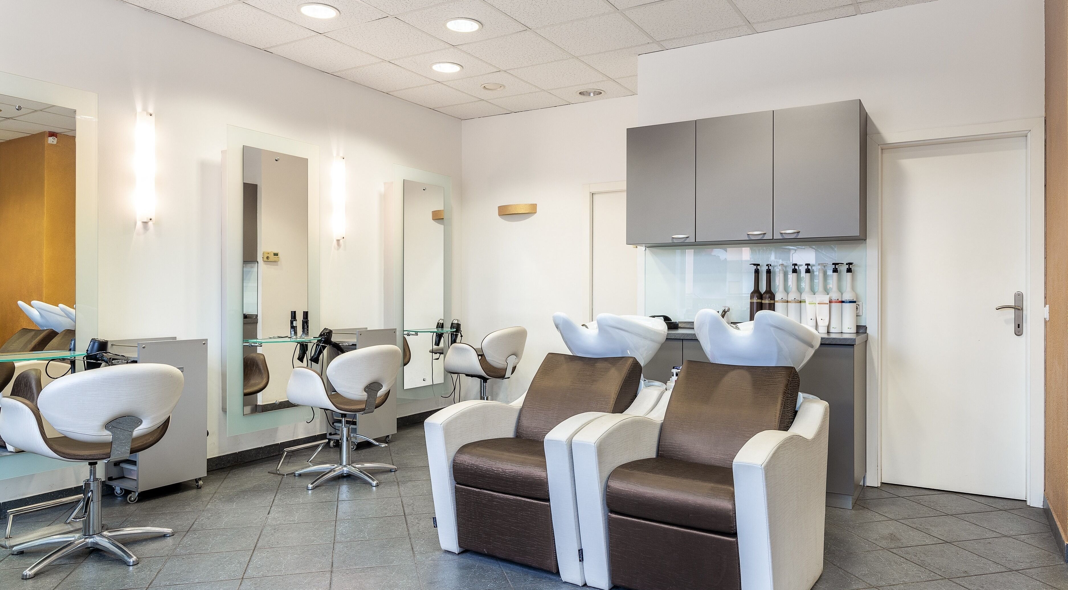 Moderni notranji prostor salona Tjasha Frizerstvo in ličenje | Brdo na naslovu Ljubljana, Ljubljana, SI.