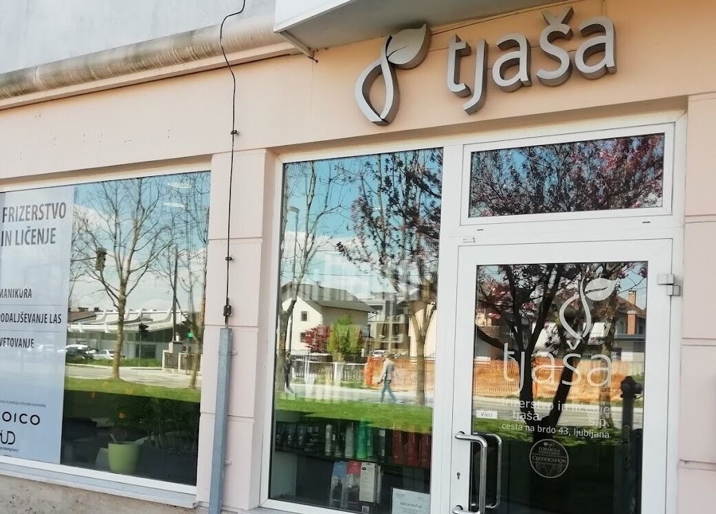 Vhod Tjasha Frizerstvo in ličenje | Brdo v Ljubljani, SI. Svetel moder dizajn salona.
