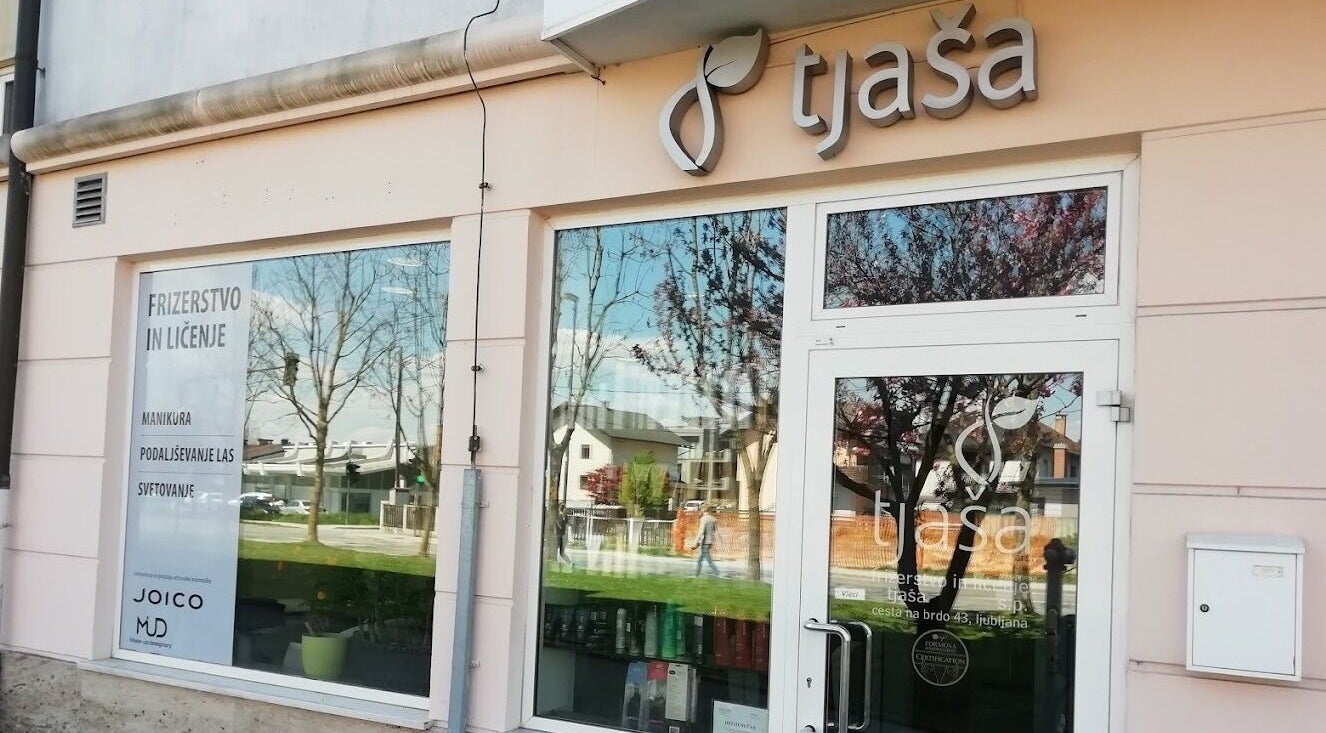 Vhod Tjasha Frizerstvo in ličenje | Brdo v Ljubljani, SI. Svetel moder dizajn salona.