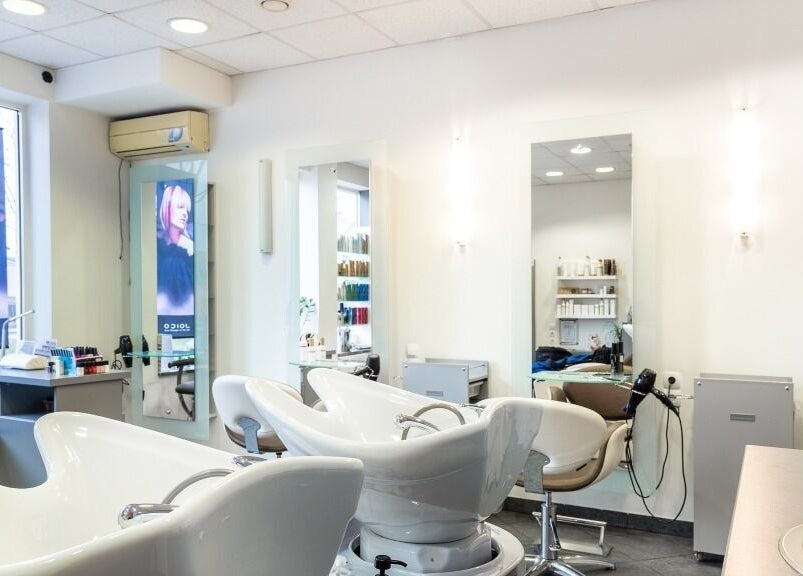 Notranjost salona Tjasha Frizerstvo in ličenje | Brdo, Ljubljana, Ljubljana, SI z elegantnim pohištvom.