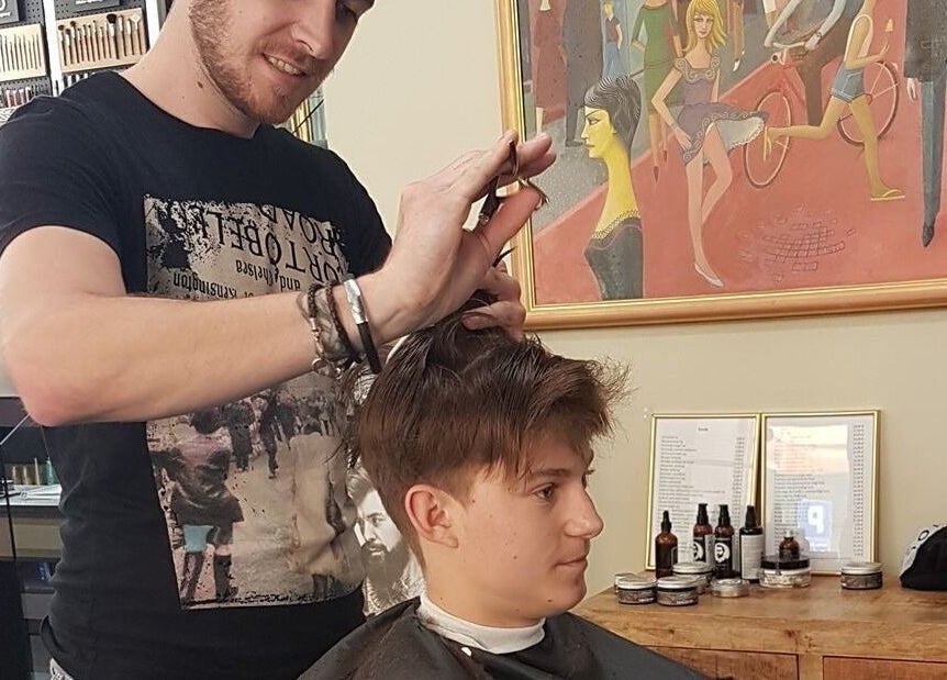 Stilist ureja pričesko pri Tjasha Frizerstvo in ličenje | Brdo, Ljubljana, Ljubljana, SI.