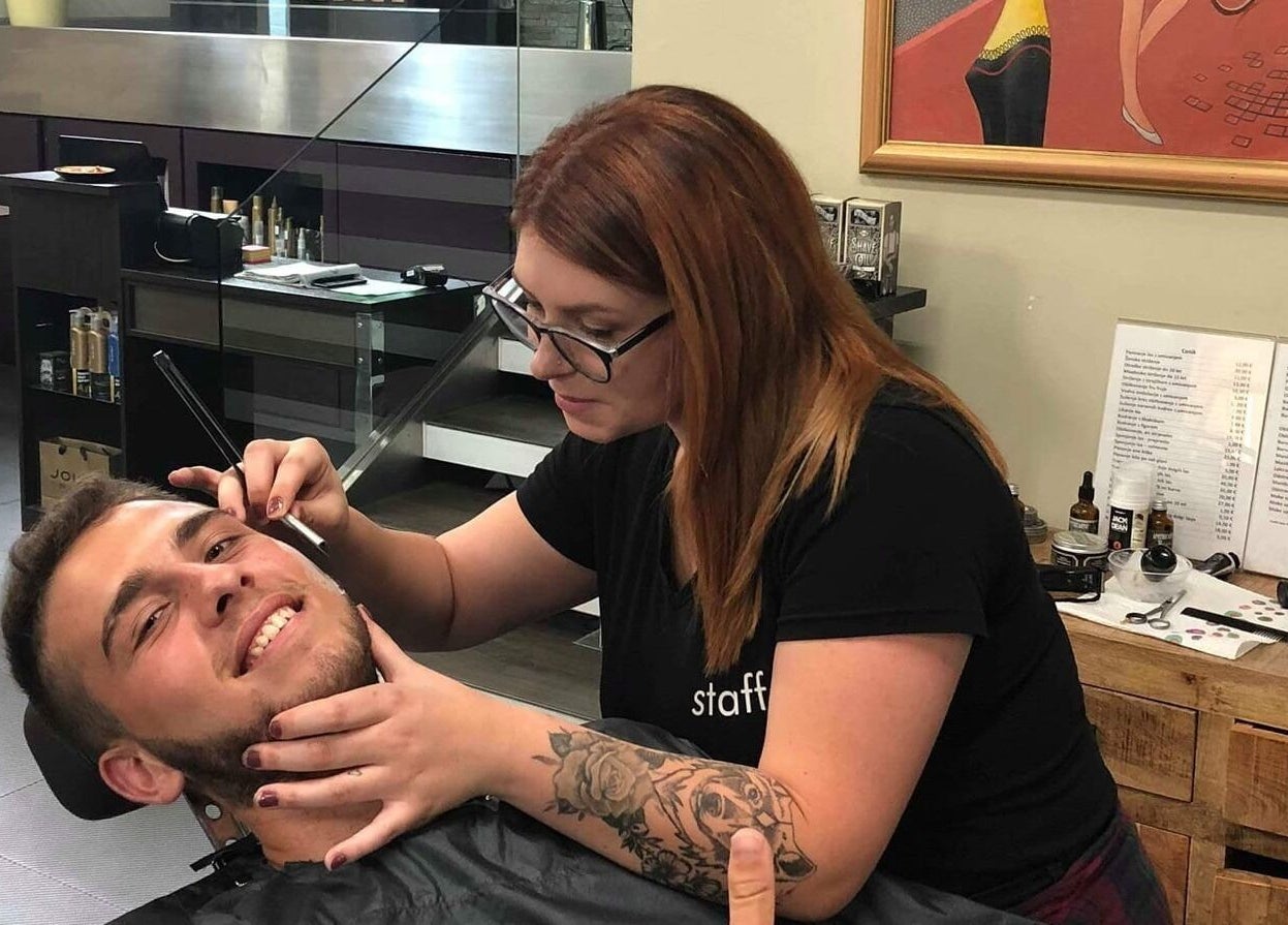 Stilisti v Tjasha Frizerstvo in ličenje | Brdo, Ljubljana oblikujejo brado z vestnostjo.