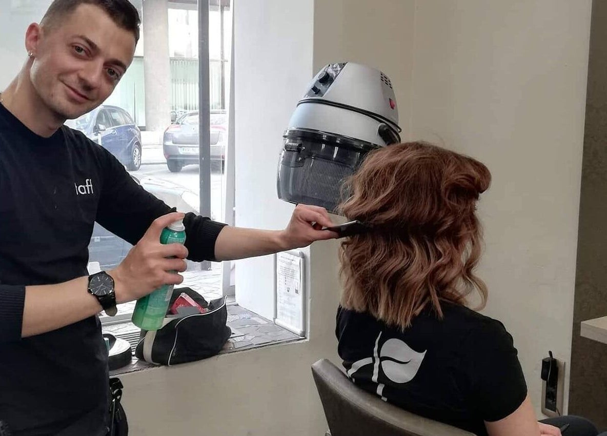 Frizerski mojster pri delu v Tjasha Frizerstvo in ličenje | Brdo, Ljubljana, Ljubljana, SI.