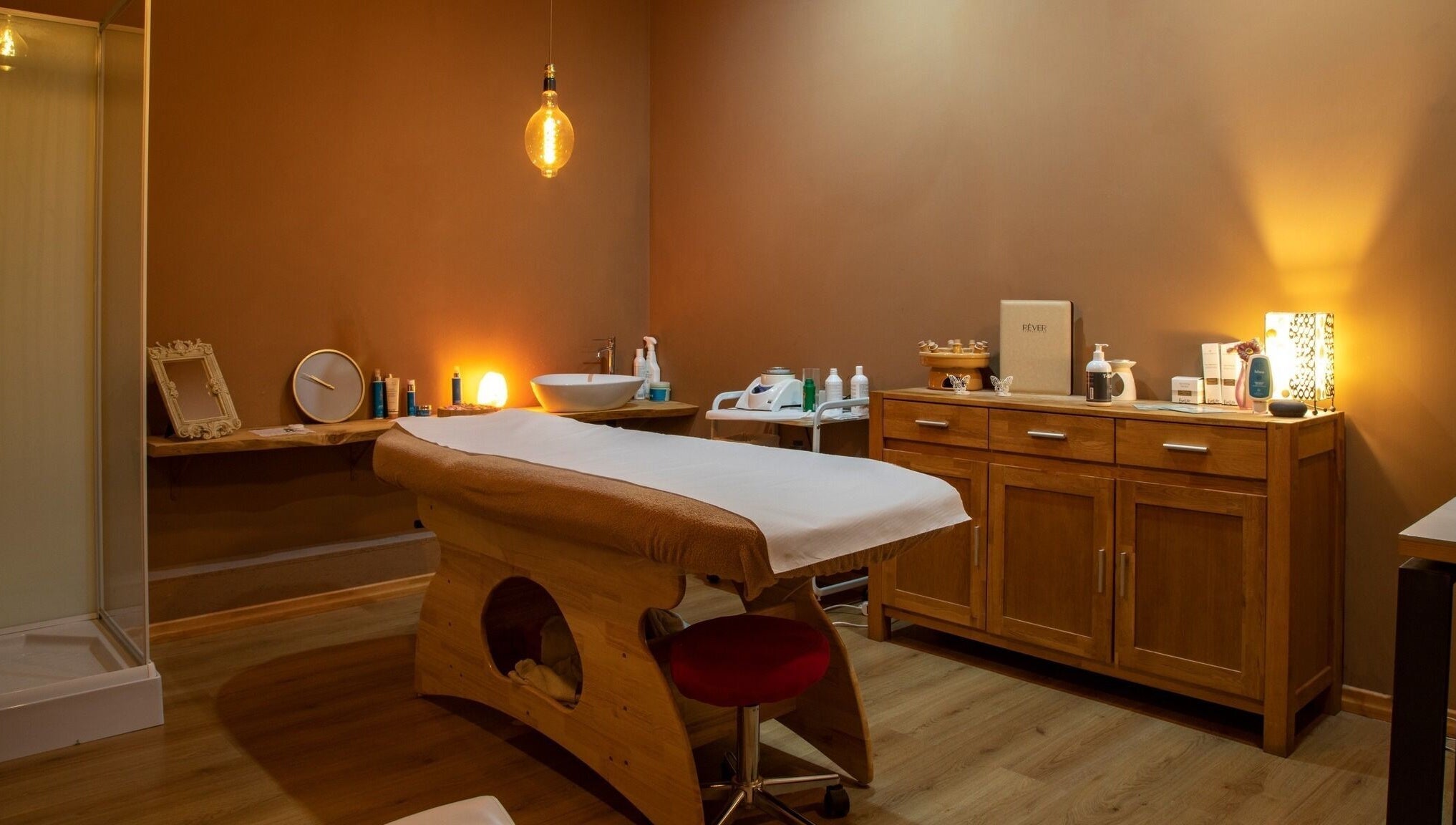 Accogliente sala trattamenti a Farfalla Beauty and Wellness, Sassari, Sardegna, IT, con illuminazione calda.