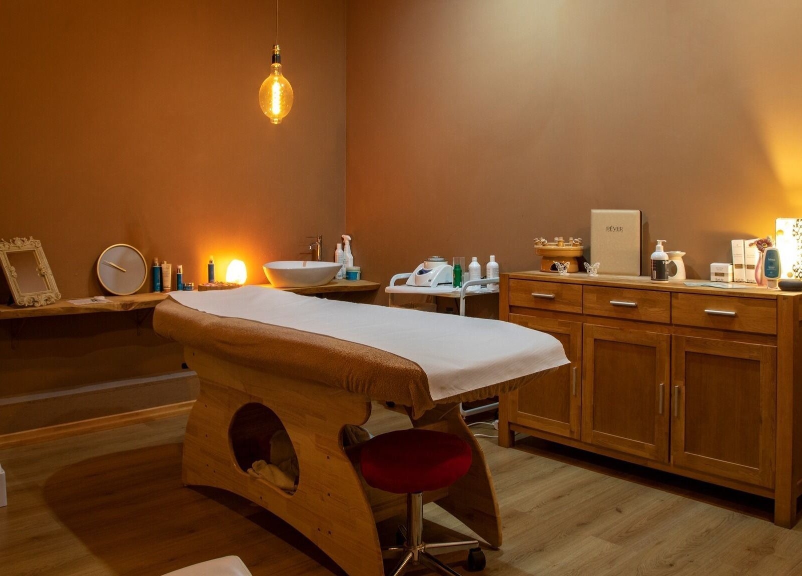 Accogliente sala trattamenti a Farfalla Beauty and Wellness, Sassari, Sardegna, IT, con illuminazione calda.