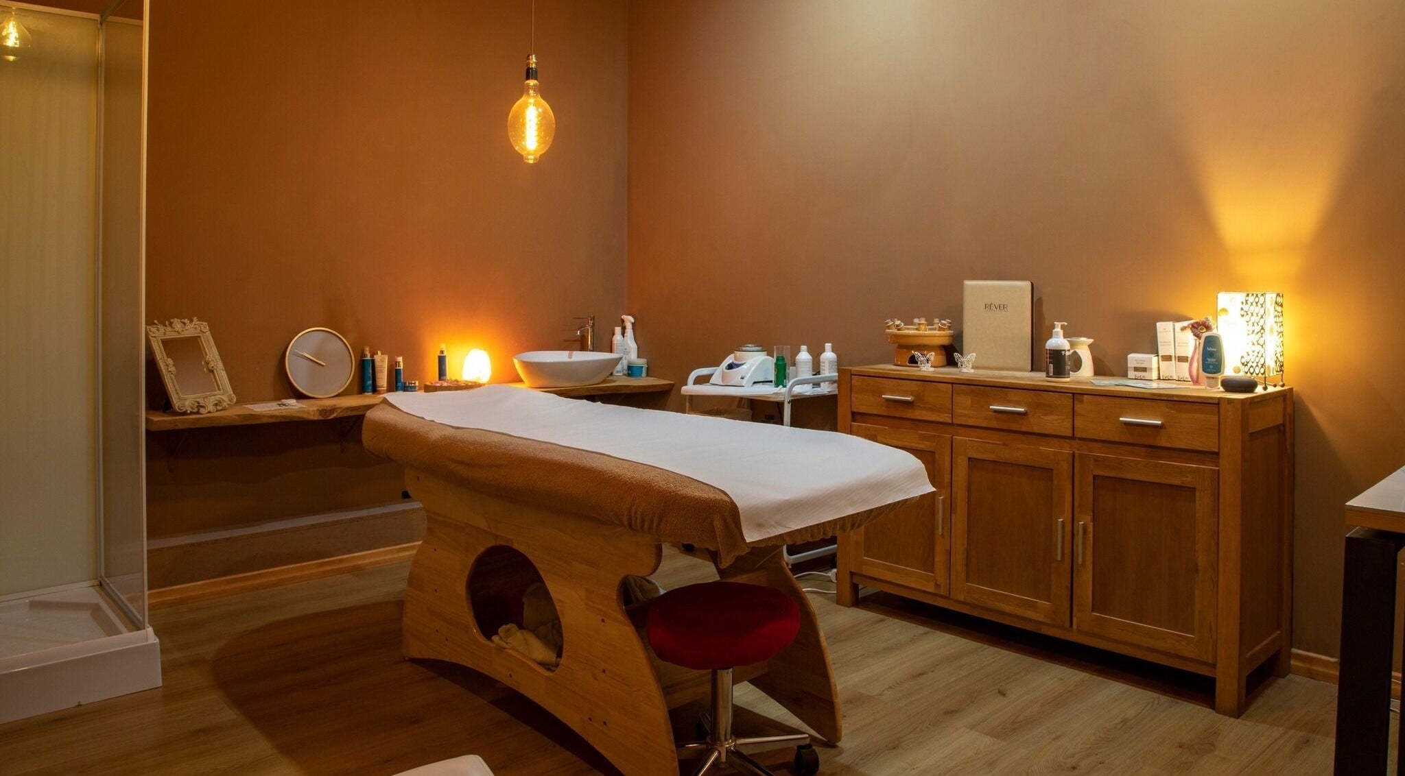 Accogliente sala trattamenti a Farfalla Beauty and Wellness, Sassari, Sardegna, IT, con illuminazione calda.