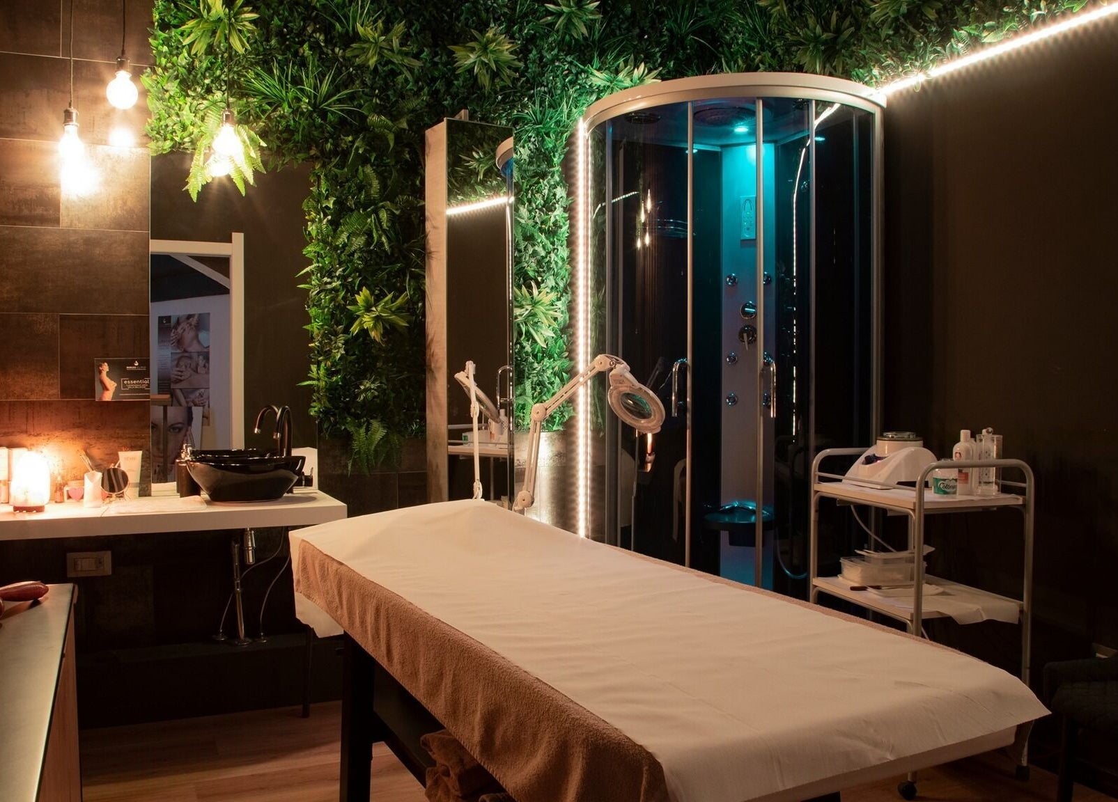 Sala trattamenti di Farfalla Beauty and Wellness a Sassari, Sardegna, IT con verde rilassante.