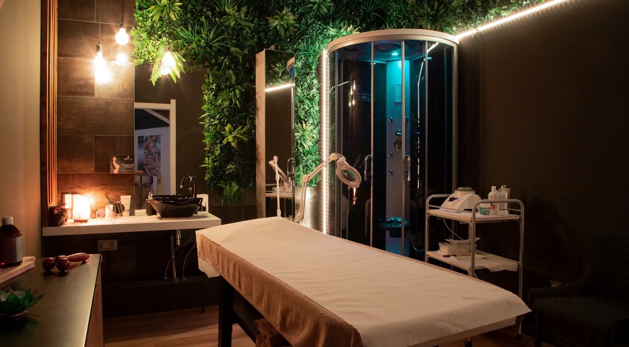 Sala trattamenti di Farfalla Beauty and Wellness a Sassari, Sardegna, IT con verde rilassante.