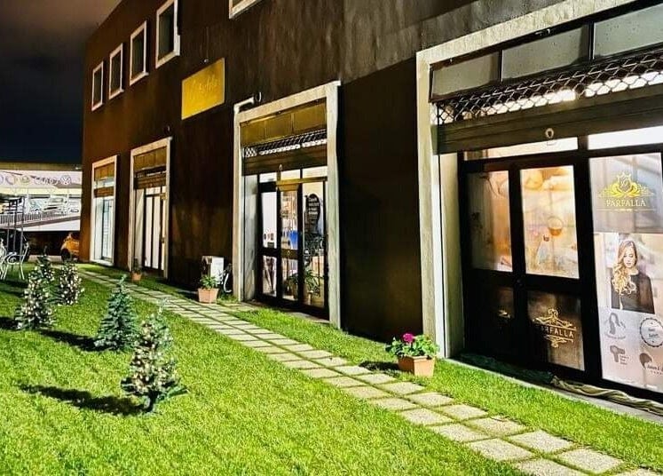 Vista esterna di Farfalla Beauty and Wellness con giardino, situato a Sassari, Sardegna, IT.