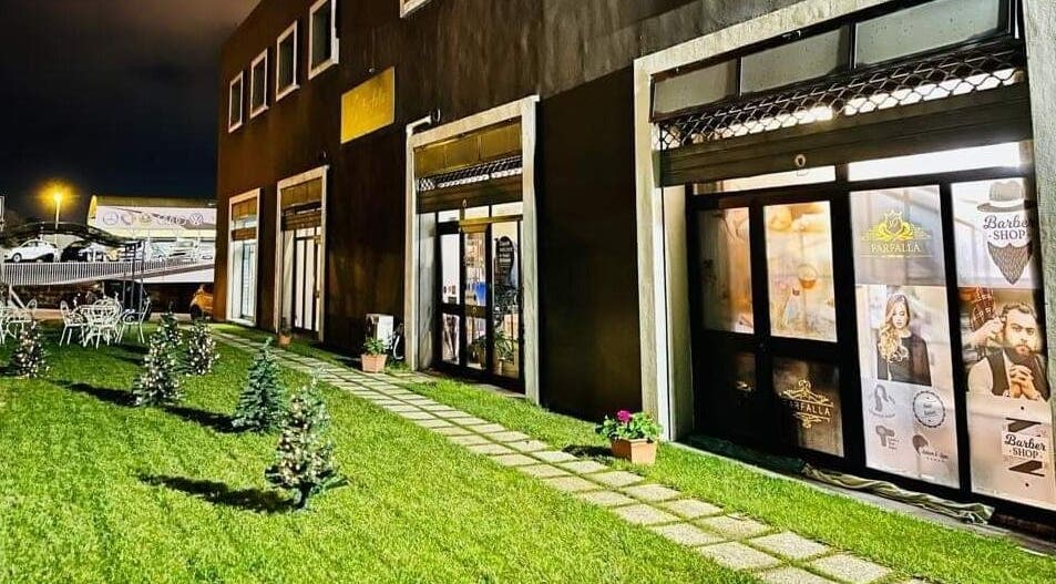 Vista esterna di Farfalla Beauty and Wellness con giardino, situato a Sassari, Sardegna, IT.