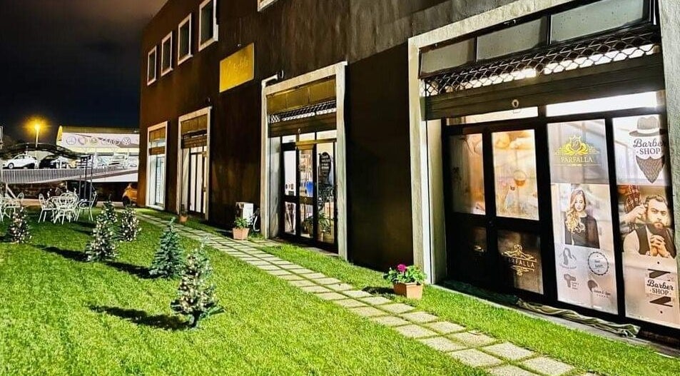 Vista esterna di Farfalla Beauty and Wellness con giardino, situato a Sassari, Sardegna, IT.