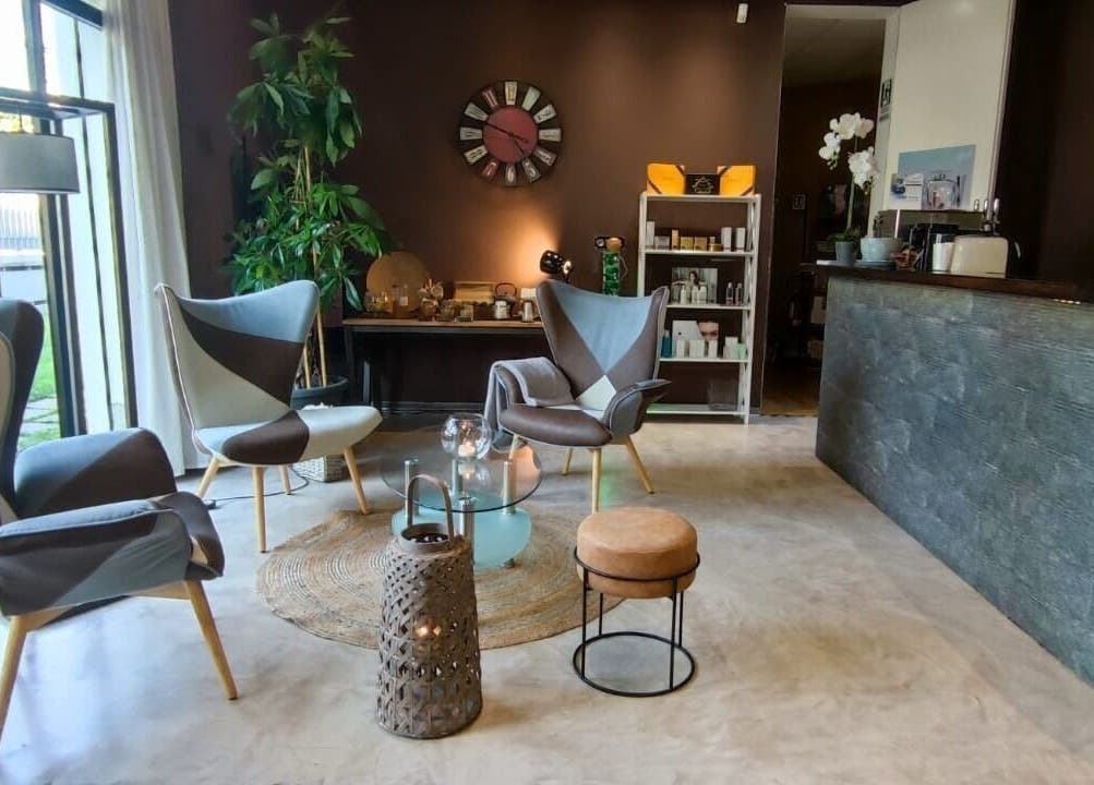 Area relax presso Farfalla Beauty and Wellness, Sassari, Sardegna, IT, con sedie moderne e decorazioni eleganti.
