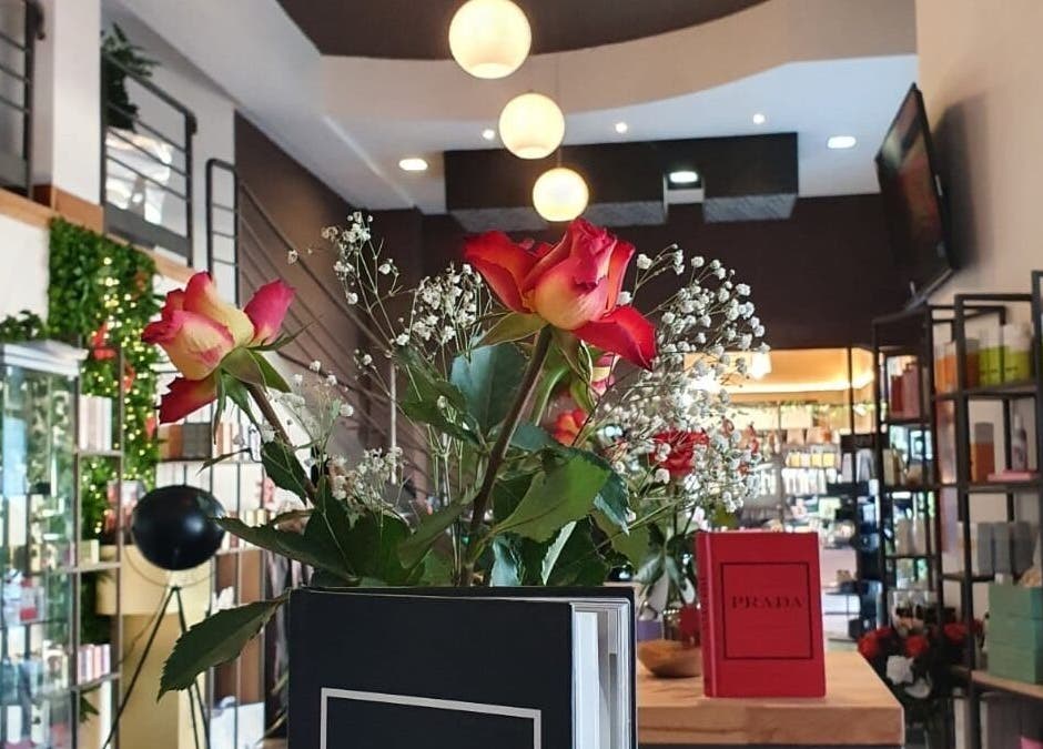 Interno elegante di Farfalla Beauty and Wellness, Sassari, Sardegna, IT con rose e prodotti di bellezza.
