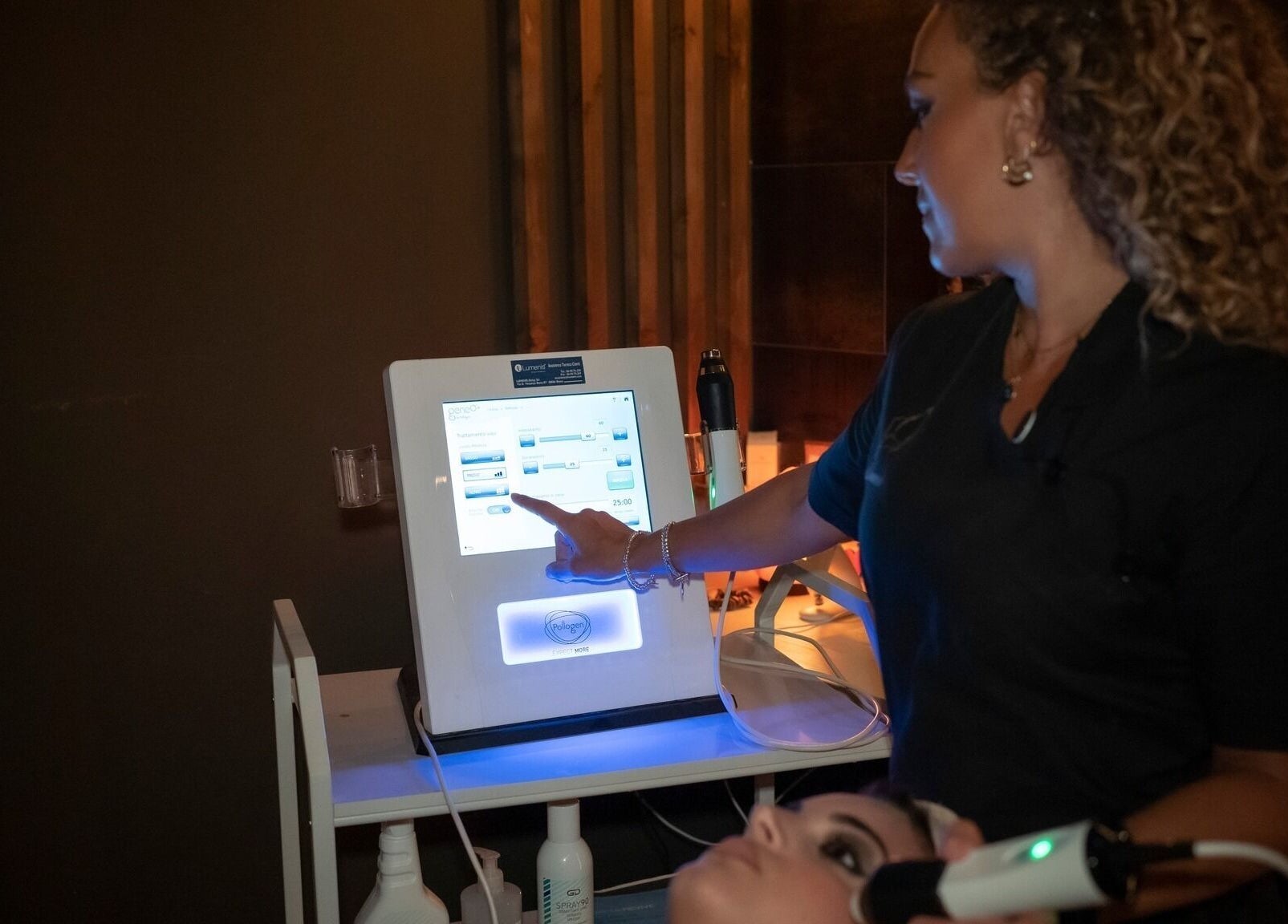 Operatrice utilizza macchina estetica avanzata presso Farfalla Beauty and Wellness, Sassari, Sardegna, IT.