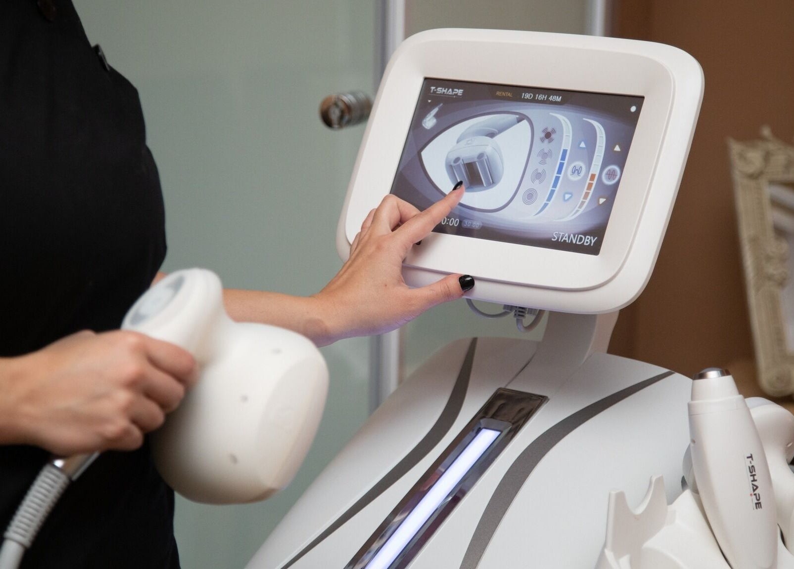 Apparecchiatura estetica presso Farfalla Beauty and Wellness, Sassari, Sardegna, IT, in uso durante il trattamento.