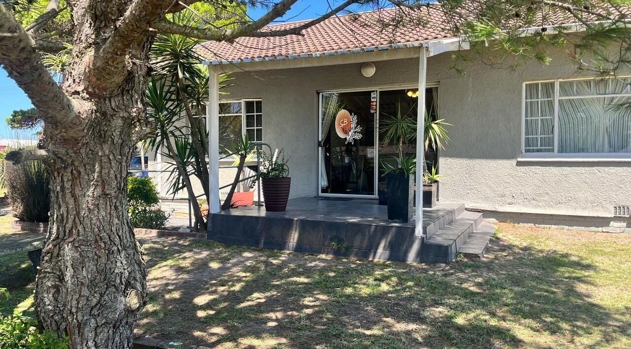 Charming entrance to Perfectly Splendid in Gqeberha, Eastern Cape, ZA, surrounded by lush greenery.