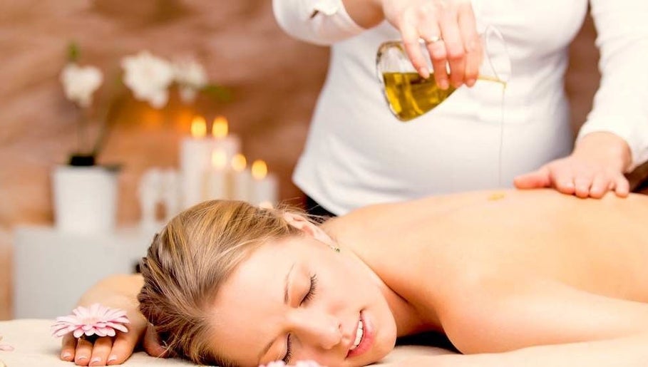 Custom Cuts Salon and Mini Spa image 1