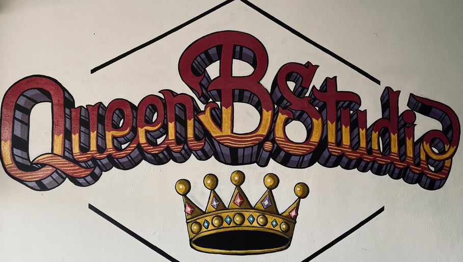 Queen B Studio 1paveikslėlis