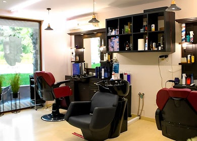 Interior modern la Noia Copou din Iași, România, RO, cu scaune coafor elegante și design rafinat.