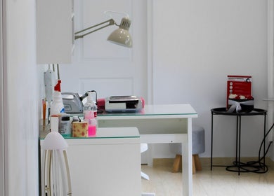 Interior minimalist al Noia Copou, Iași, România RO, cu masă albă și lămpi moderne.