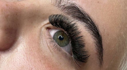 The Nail and Lash Cabin – kuva 3