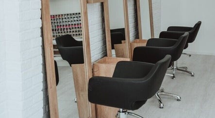Elegant salon chairs at Salon Inspire, kv. Manastirski livadi, София, BG, offering luxurious hair services.