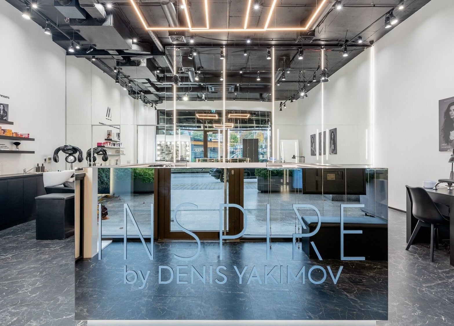 Elegant salon interior of Salon Inspire kv. Hladilnika Paradise Mall, София, BG showcasing chic design.