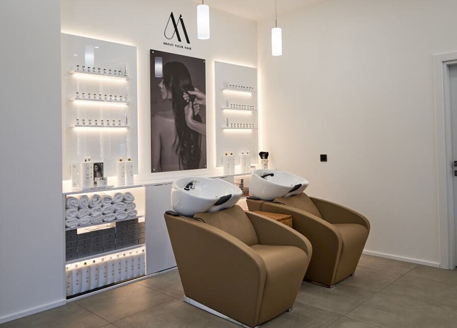 Salon Inspire, kv. Krustova vada in София, Област София, BG, showcasing sleek hair wash stations.
